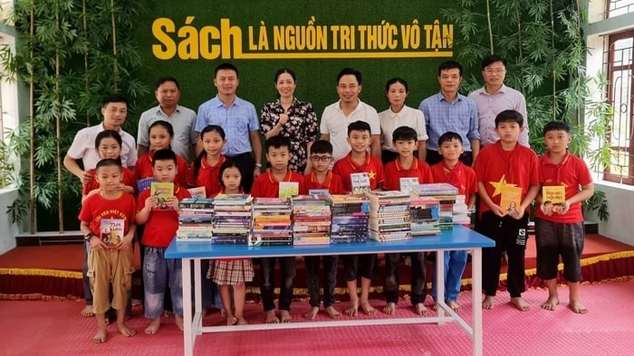 Tạp chí Đầu tư Tài chính tặng sách cho Thư viện Trường Tiểu học Sơn Lộc – Hà Tĩnh